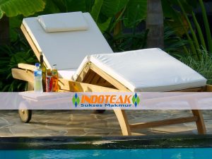 Laguna Lounger With Arm And Cushion In White Color