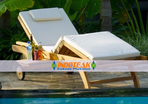 Laguna Lounger With Arm And Cushion In White Color